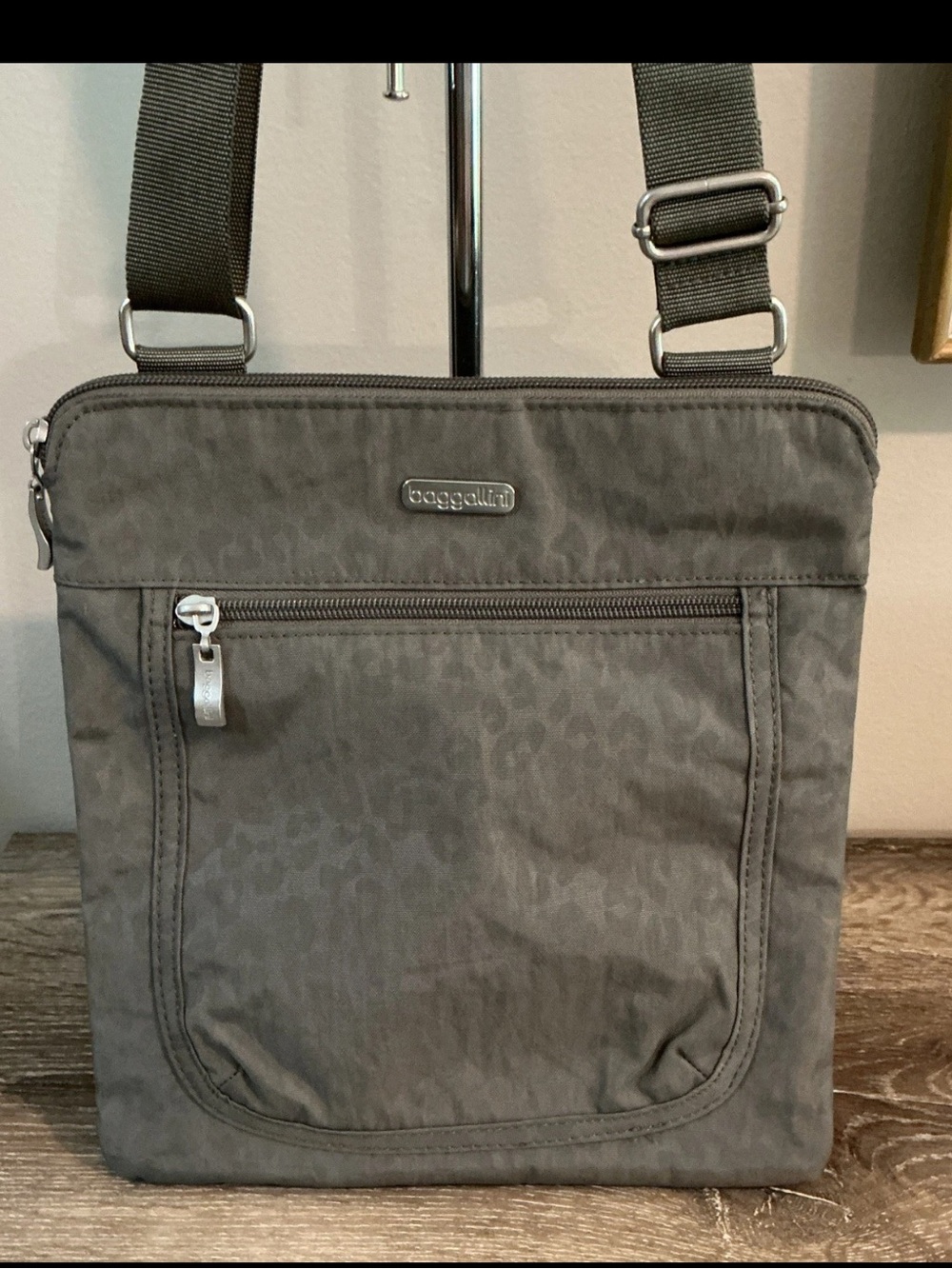 Baggallini Gray Lightweight Crossbody Messenger Bag Subtle Animal Print EUC
